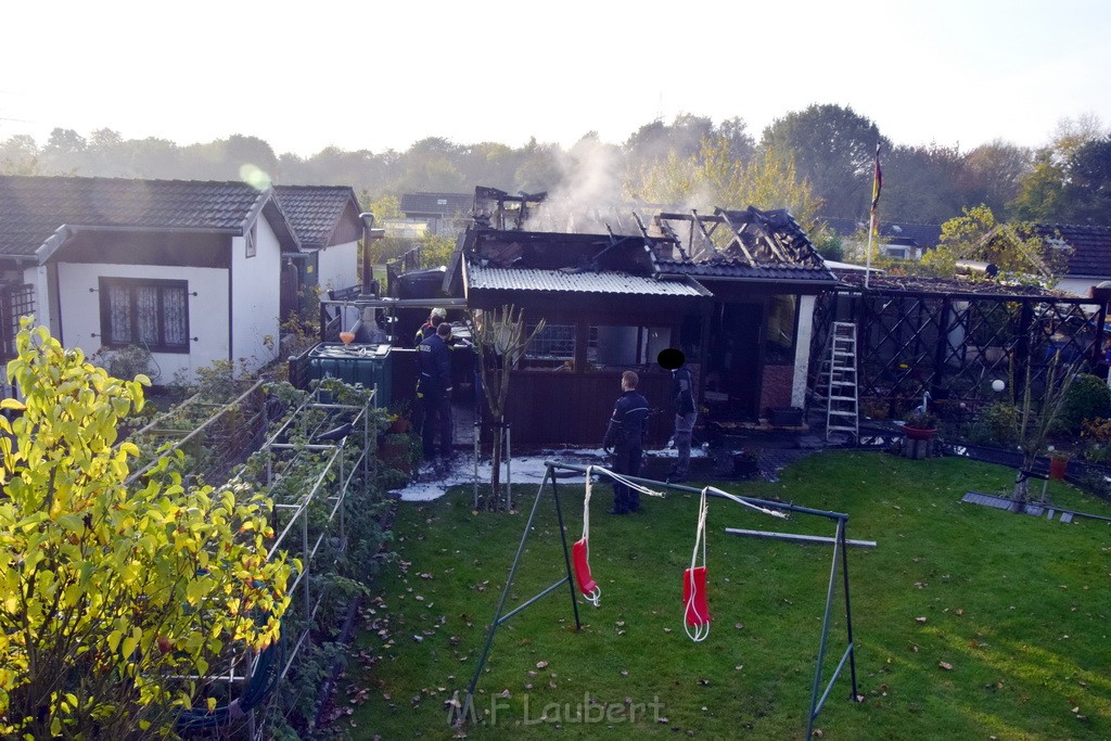 Feuer 1 brannten 3 Lauben Koeln Fuehlingen Kriegerhofstr P036.JPG - Miklos Laubert
